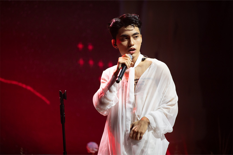 Tân binh MONO phát hành album đầu tay mang tên "22", sân khấu hát live đầu tiên nhận ý kiến trái chiều